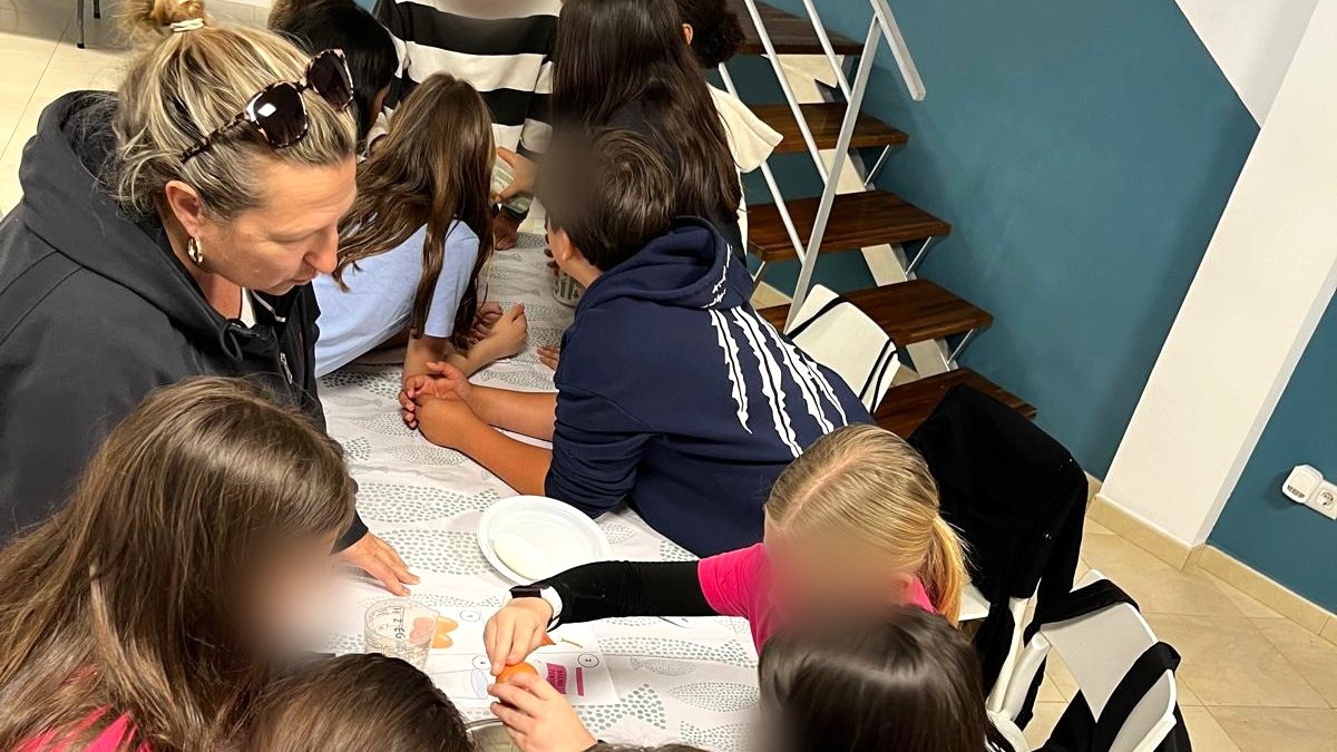 Una profesora con un grupo pequeño de alumnos durante una actividad en el aula