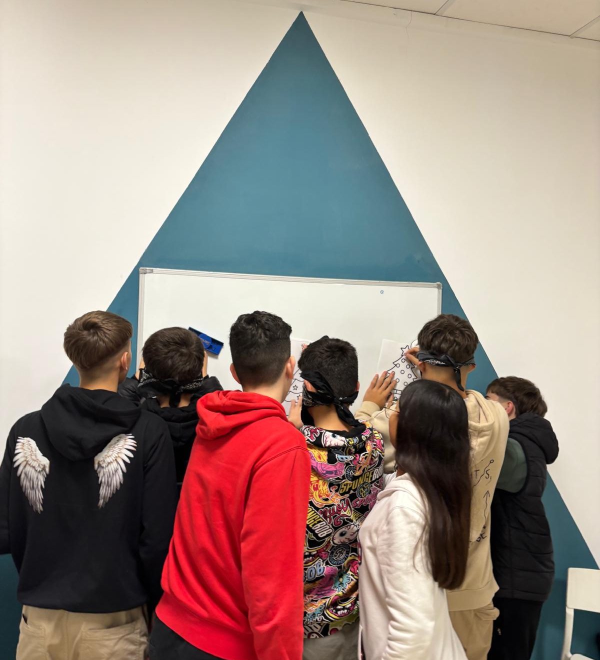 Alumnos de Activate Academy jugando en inglés frente a la pizarra del aula